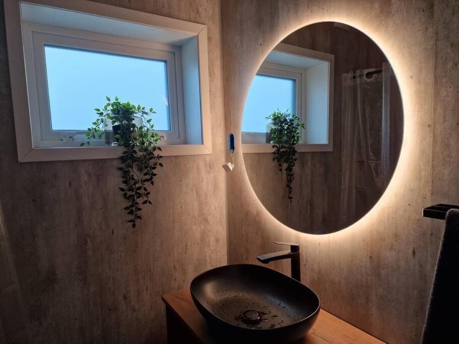 New Flat With Hot Tub - No3 Apartment Oyndarfjordur Bagian luar foto
