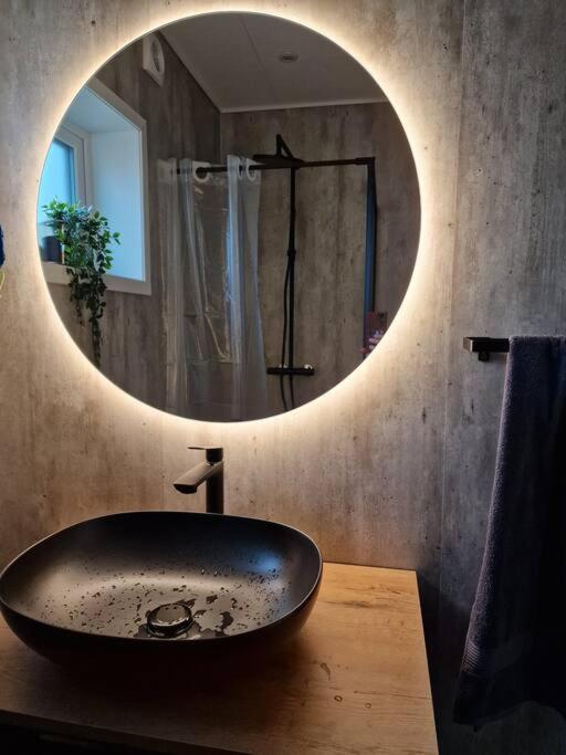 New Flat With Hot Tub - No3 Apartment Oyndarfjordur Bagian luar foto
